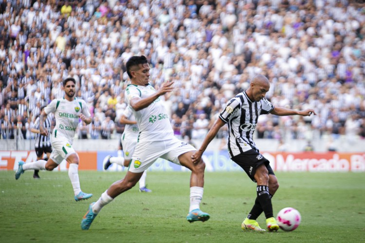 Lateral-direito Nino Paraíba em partida entre Ceará e Cuiabá, na Arena Castelão, pelo Brasileirão