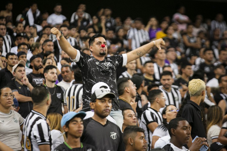 Brasil, Ceará, Fortaleza, 16.10.2022: Ceará x Cuiabá, Arena Castelão pelo Campeonato Brasileiro. Com confusão da torcida do Ceará e com pessoas dentro do campo. (Foto: Aurélio Alves/ O POVO)