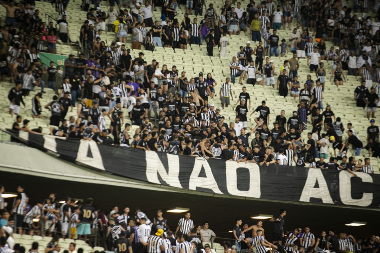 Brasil, Ceará, Fortaleza, 16.10.2022: Ceará x Cuiabá, Arena Castelão pelo Campeonato Brasileiro. Com confusão da torcida do Ceará e com pessoas dentro do campo. (Foto: Aurélio Alves/ O POVO)