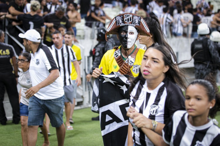 Brasil, Ceará, Fortaleza, 16.10.2022: Ceará x Cuiabá, Arena Castelão pelo Campeonato Brasileiro. Com confusão da torcida do Ceará e com pessoas dentro do campo. (Foto: Aurélio Alves/ O POVO)