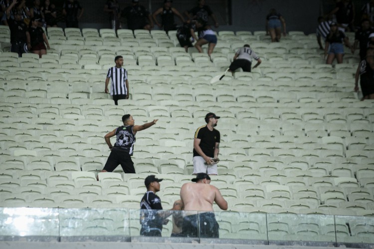 Brasil, Ceará, Fortaleza, 16.10.2022: Ceará x Cuiabá, Arena Castelão pelo Campeonato Brasileiro. Com confusão da torcida do Ceará e com pessoas dentro do campo. (Foto: Aurélio Alves/ O POVO)