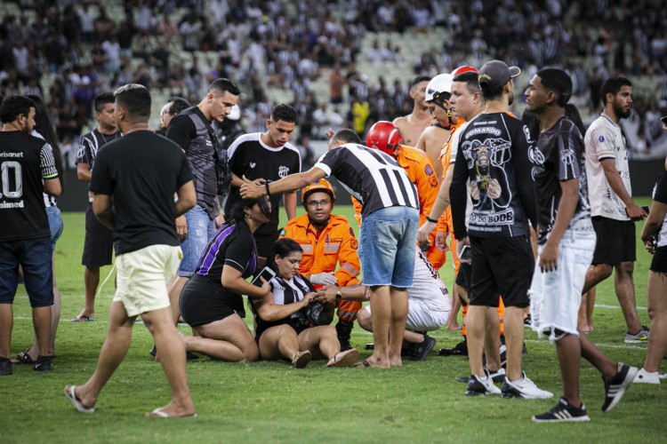 Brasil, Ceará, Fortaleza, 16.10.2022: Ceará x Cuiabá, Arena Castelão pelo Campeonato Brasileiro. Com confusão da torcida do Ceará e com pessoas dentro do campo. (Foto: Aurélio Alves/ O POVO)