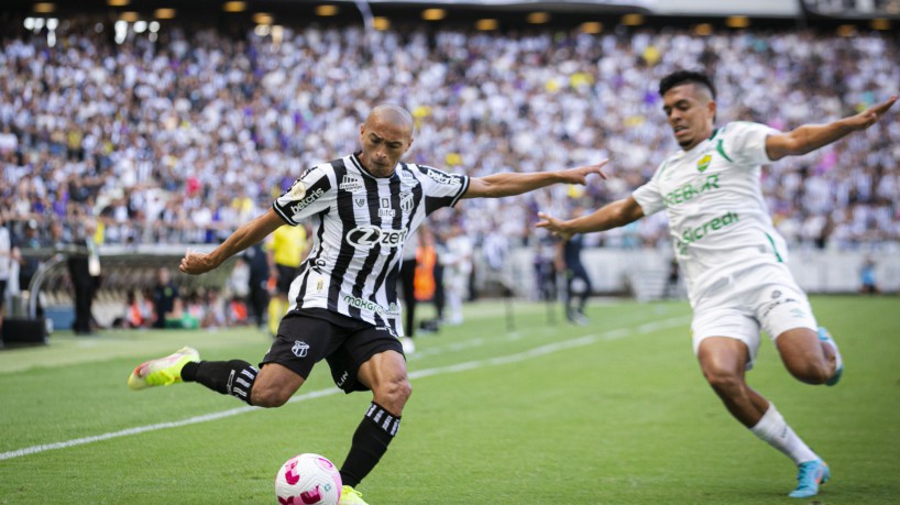 Brasil, Ceará, Fortaleza, 16.10.2022: Ceará x Cuiabá, Arena Castelão pelo Campeonato Brasileiro. Com confusão da torcida do Ceará e com pessoas dentro do campo. (Foto: Aurélio Alves/ O POVO)