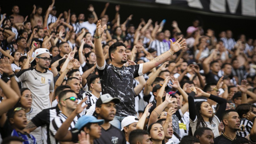 Brasil, Ceará, Fortaleza, 16.10.2022: Ceará x Cuiabá, Arena Castelão pelo Campeonato Brasileiro. Com confusão da torcida do Ceará e com pessoas dentro do campo. (Foto: Aurélio Alves/ O POVO)