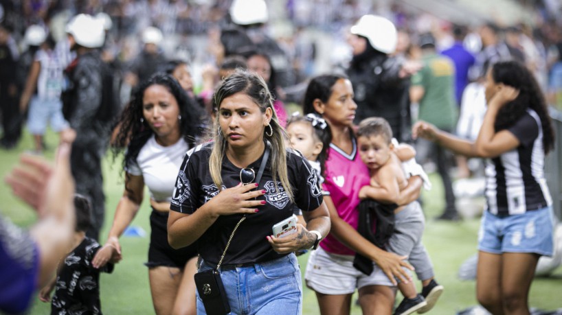 Brasil, Ceará, Fortaleza, 16.10.2022: Ceará x Cuiabá, Arena Castelão pelo Campeonato Brasileiro. Com confusão da torcida do Ceará e com pessoas dentro do campo. (Foto: Aurélio Alves/ O POVO)