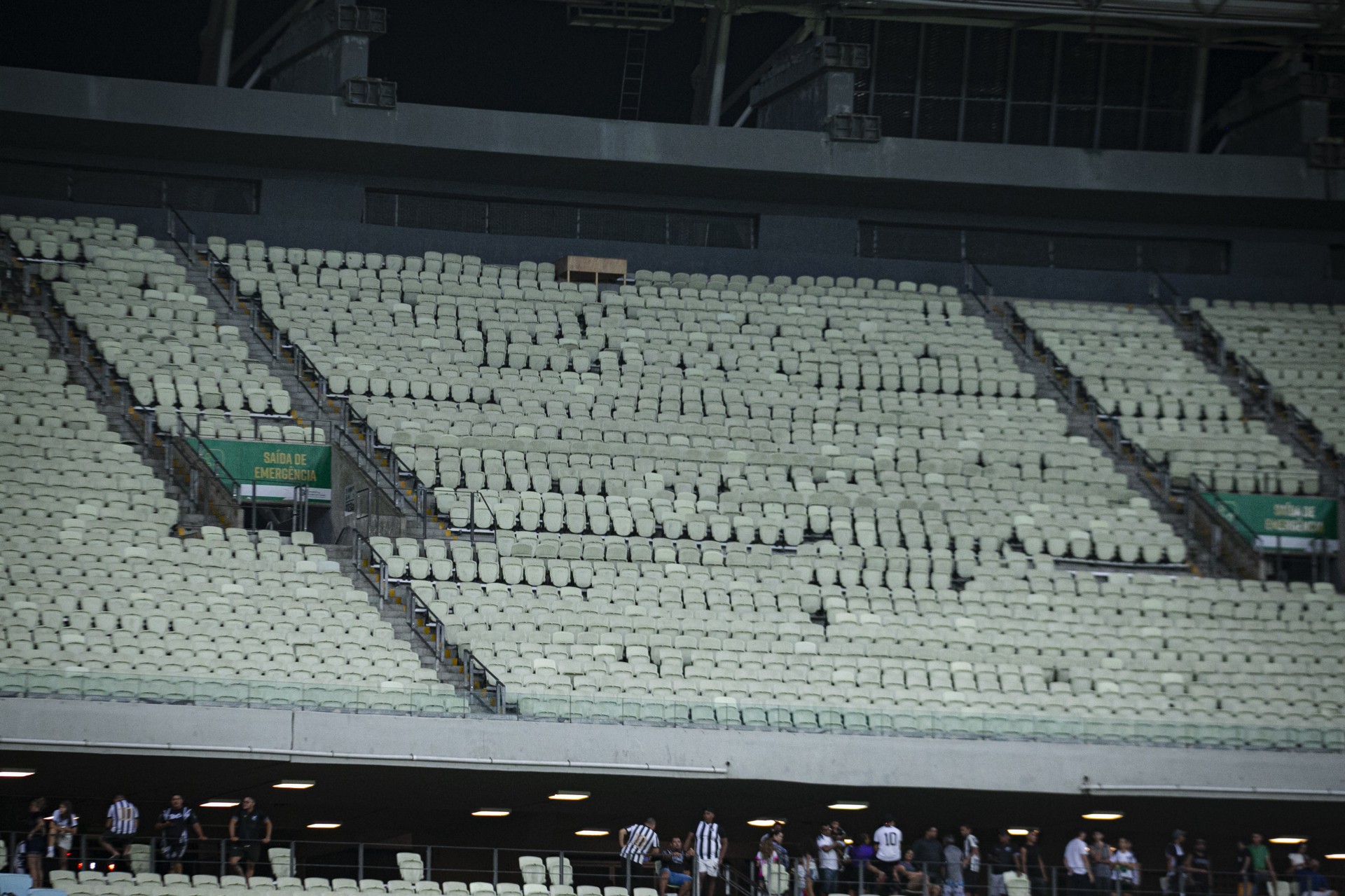 Brasil, Ceará, Fortaleza, 16.10.2022: Ceará x Cuiabá, Arena Castelão pelo Campeonato Brasileiro. Com confusão da torcida do Ceará e com pessoas dentro do campo. (Foto: Aurélio Alves/ O POVO) (Foto: AURELIO ALVES)