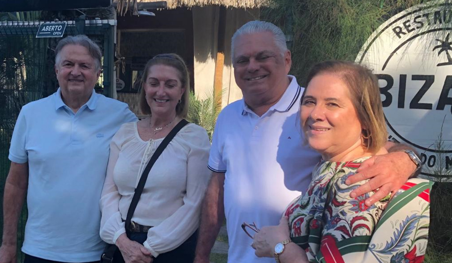 ￼Domingando no Ibiza do Paulo Sérgio, Victor 
e Viviane Frota Pinto, Raul e Isabel Barroso (Foto: 1810lucio)