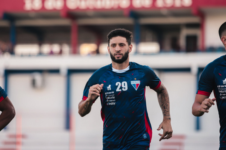 Lateral-esquerdo Juninho Capixaba em treino do Fortaleza no Centro de Excelência Alcides Santos, no Pici