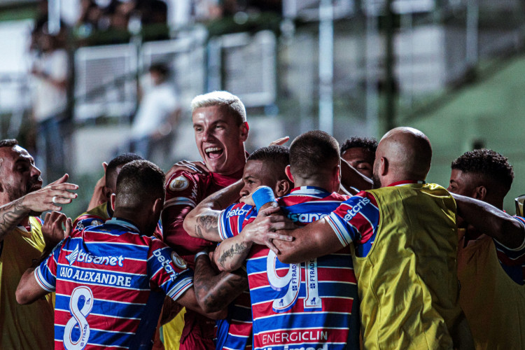 Jogadores do Fortaleza comemoram gol no jogo Goiás x Fortaleza, no estádio da Serrinha, pelo Campeonato Brasileiro Série A