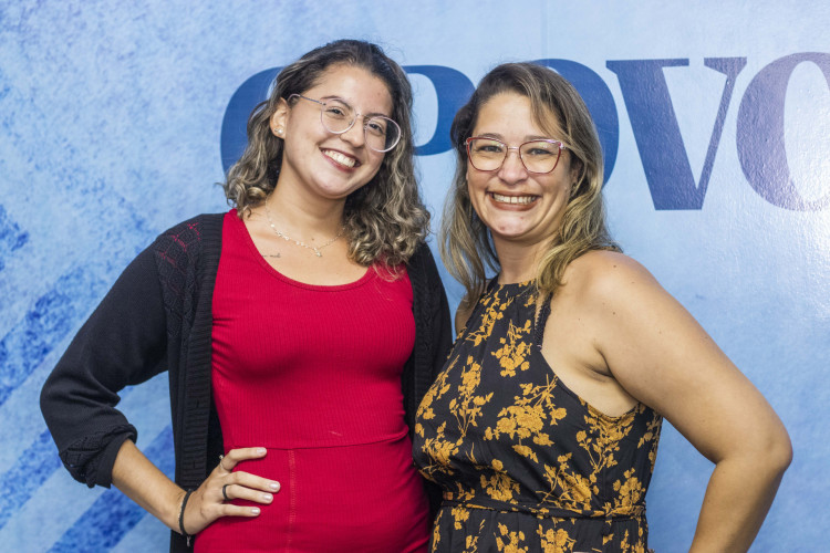 FORTALEZA, CEARÁ, BRASIL, 18-10-2022: Na foto, a repórter Karyne Lane e a Editora Adjunta Irna Cavalcante. (Foto: Fernanda Barros/ O Povo)