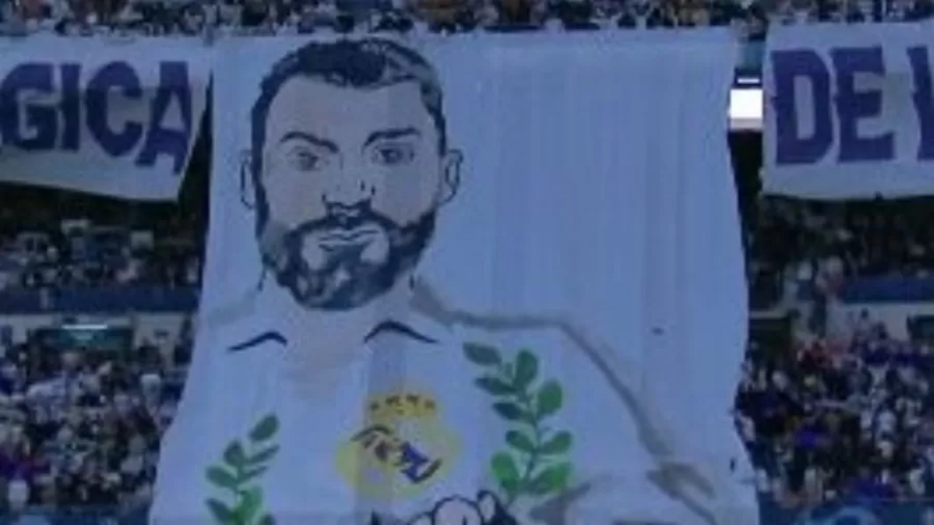 Faixa de torcida madridista homenageando Karim Benzema na temporada passada deu início às comparações entre o jogador e o ex-BBB Gil do Vigor