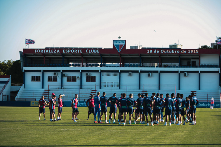 Comissão técnica e jogadores conversam no gramado em treino do Fortaleza no Centro de Excelência Alcides Santos, no Pici