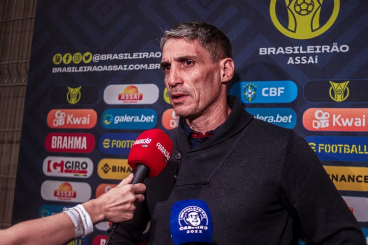 Técnico Juan Pablo Vojvoda concede entrevista no jogo Athletico-PR x Fortaleza, na Arena da Baixada, pelo Campeonato Brasileiro Série A