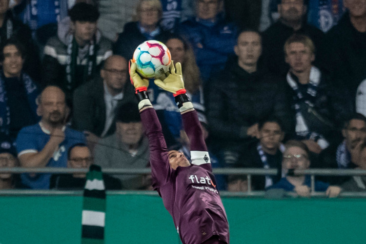 O goleiro Yann Sommer sofreu lesão em jogo do Borussia Monchengladbach e preocupa Seleção Suíca