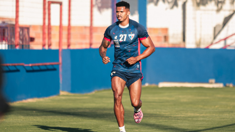 Volante Fabrício Baiano em treino do Fortaleza no Centro de Excelência Alcides Santos, no Pici