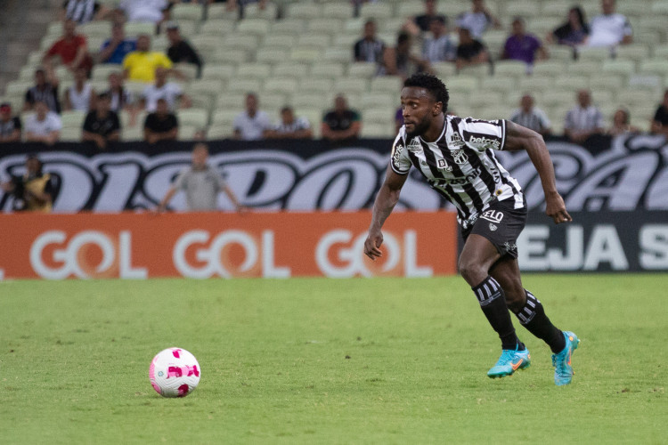 Atacante Mendoza no jogo Ceará x Goiás, na Arena Castelão, pelo Campeonato Brasileiro Série A