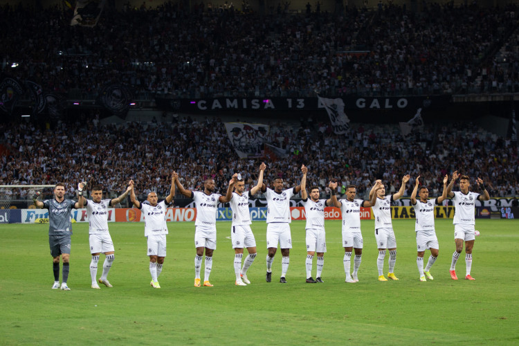 Jogadores do Ceará acenam para a torcida no jogo Atlético-MG x Ceará, no Mineirão, pelo Campeonato Brasileiro Série A