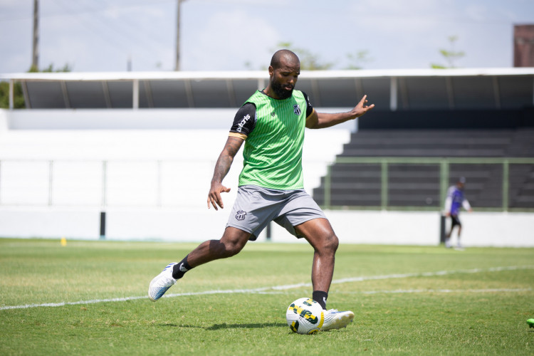 Zagueiro Messias em treino do Ceará no estádio Carlos de Alencar Pinto, em Porangabuçu