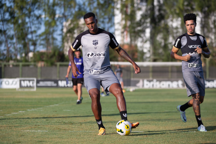 Atacante Jô em treino do Ceará 