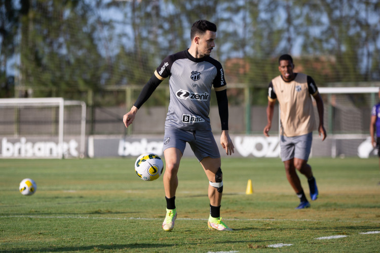 Meia Guilherme Castilho em treino do Ceará no estádio Carlos de Alencar Pinto, em Porangabuçu