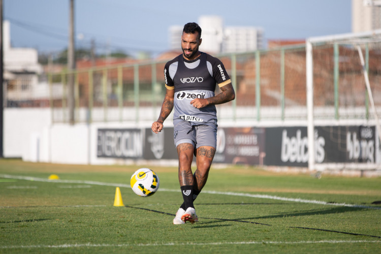 Lateral-direito Michel Macedo em treino do Ceará no estádio Carlos de Alencar Pinto, em Porangabuçu