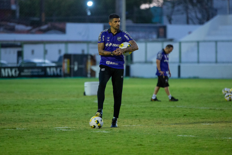 Técnico Lucho González em treino do Ceará no estádio Carlos de Alencar Pinto, em Porangabuçu