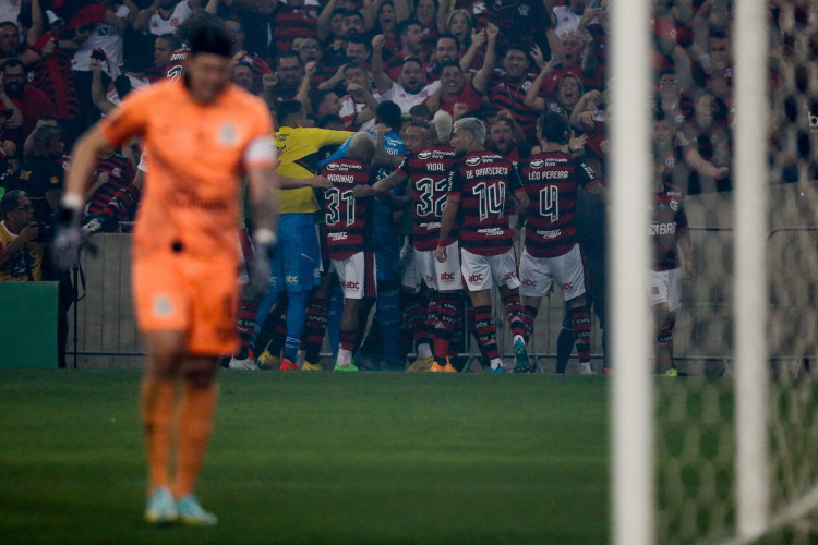 Jogadores do Flamengo comemoram gol de Pedro no jogo Flamengo x Corinthians, no Maracanã, pela final da Copa do Brasil 2022