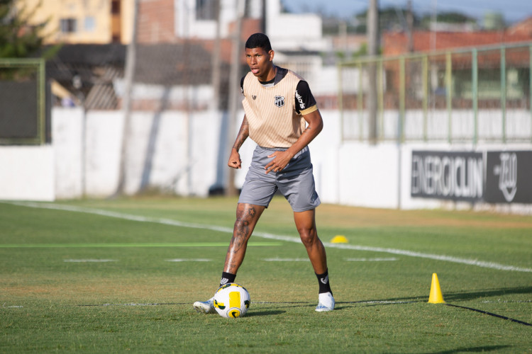 Zagueiro Marcos Victor em treino do Ceará no estádio Carlos de Alencar Pinto, em Porangabuçu