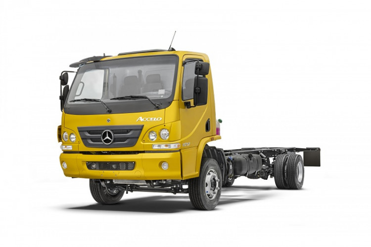 A linha de caminhões Mercedes-Benz Accelo é indicada para viagens intermunicipais e transporte em áreas rurais, além de curtas distâncias rodoviárias