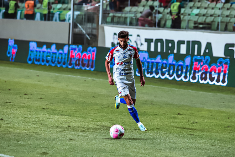 Lateral-esquerdo Juninho Capixaba no jogo América-MG x Fortaleza, no Independência, pelo Campeonato Brasileiro Série A