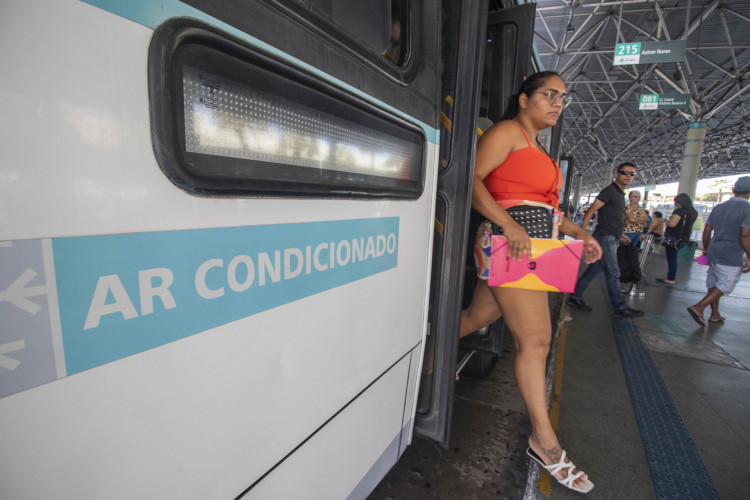 Movimentação no Terminal do Antônio Bezerra, e os ônibus com ar-condicionados desligados. 