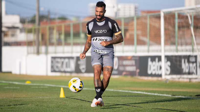 Lateral-direito Michel Macedo em treino do Ceará no estádio Carlos de Alencar Pinto, em Porangabuçu