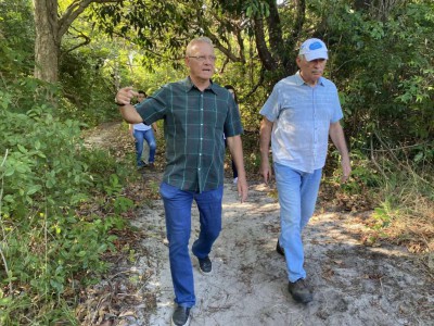 O secretário do Meio Ambiente do Ceará, Artur Bruno, juntamente com o secretário executivo de Gestão da Seplag, Adriano Sarquis, estiveram na trilha 