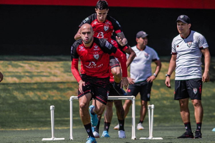 Atlético-GO jogará com escalação repetida diante do Ceará no Brasileirão. 