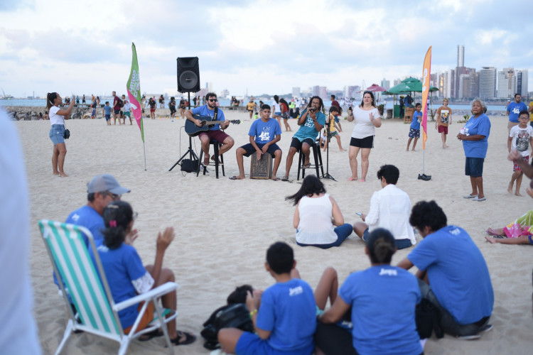 Campanha realiza mutirão de limpeza e atividades infantis na Praia do Futuro