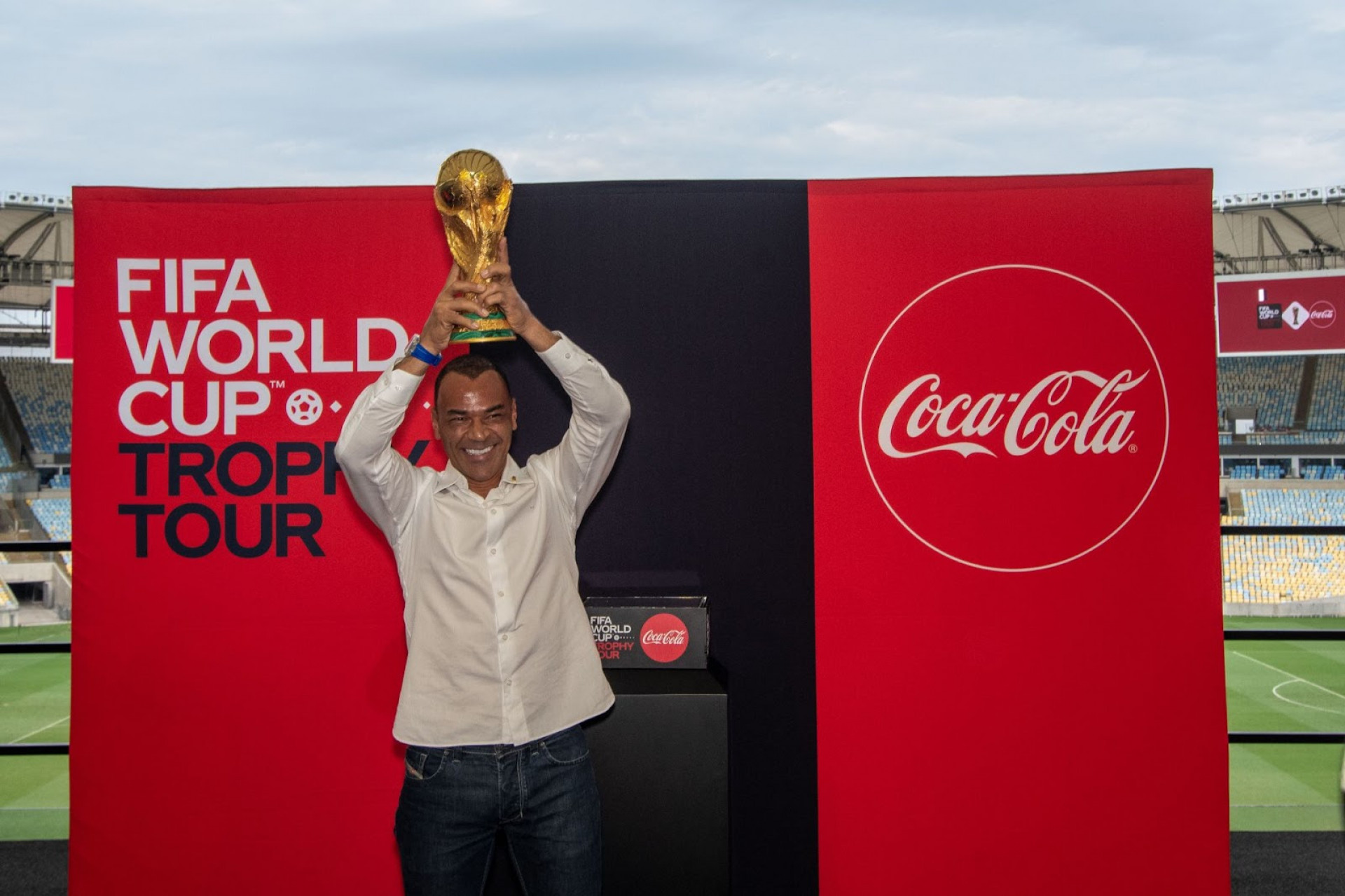 Ex-jogador Cafu com a taça da Copa do Mundo no Maracanã (Foto: Divulgação)