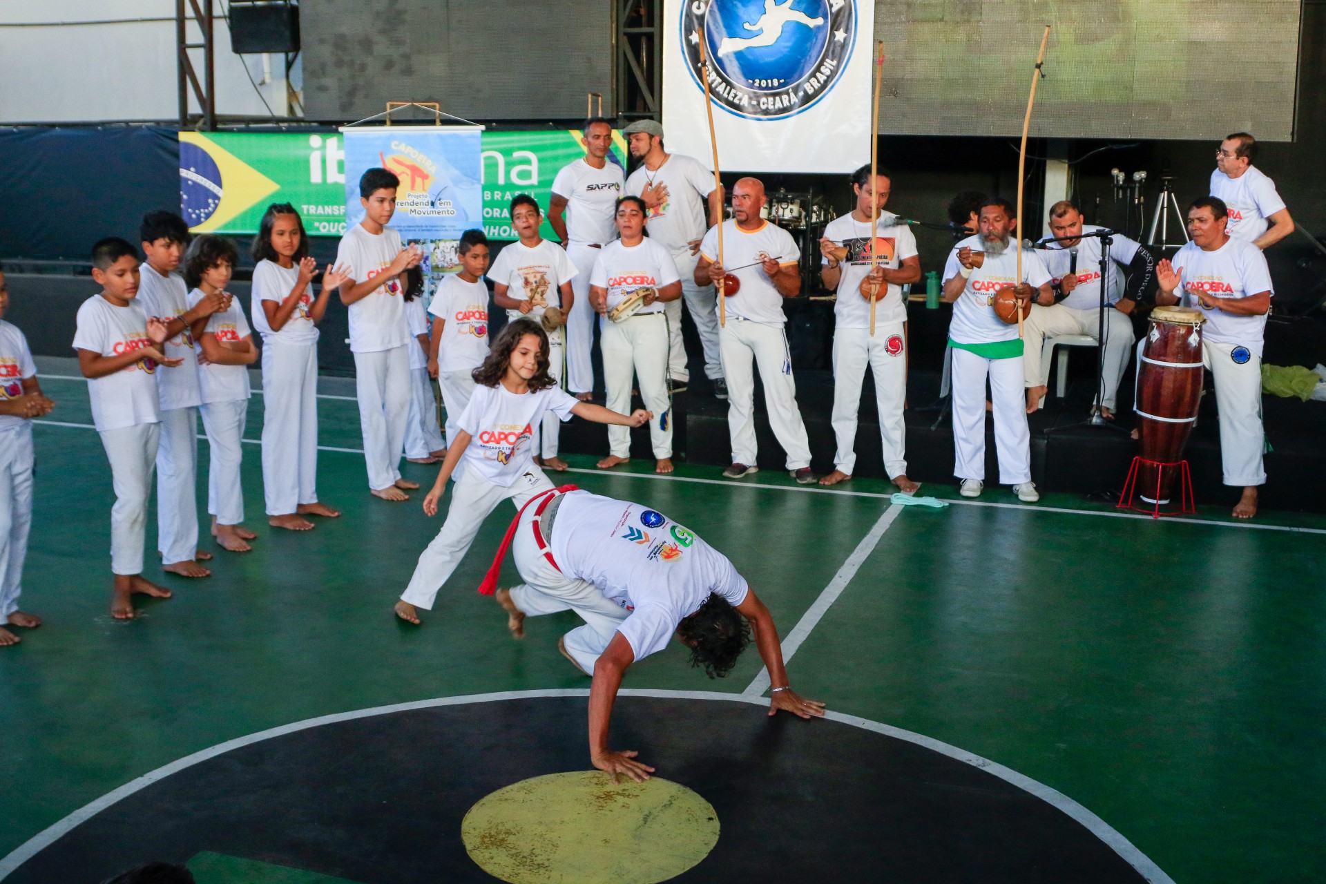 FORTALEZA, CE, BRASIL, 22.10.2022: Batismo na Capoeira do projeto aprendendo em movimento na Igreja Batista Shema. Maria Eduarda, irma do Lian(Foto: Thais Mesquita/OPOVO)