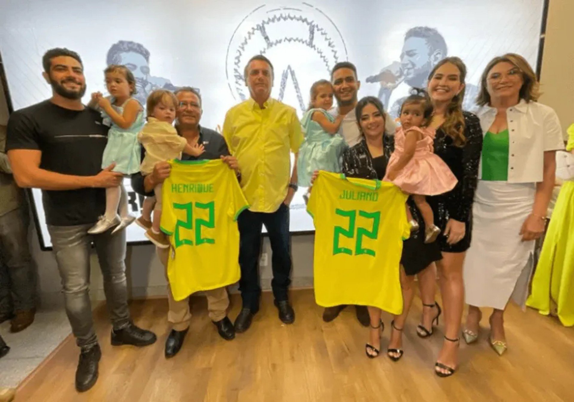 Edson Reis ao lado de Jair Bolsonaro juntamente com a dupla Henrique e Juliano