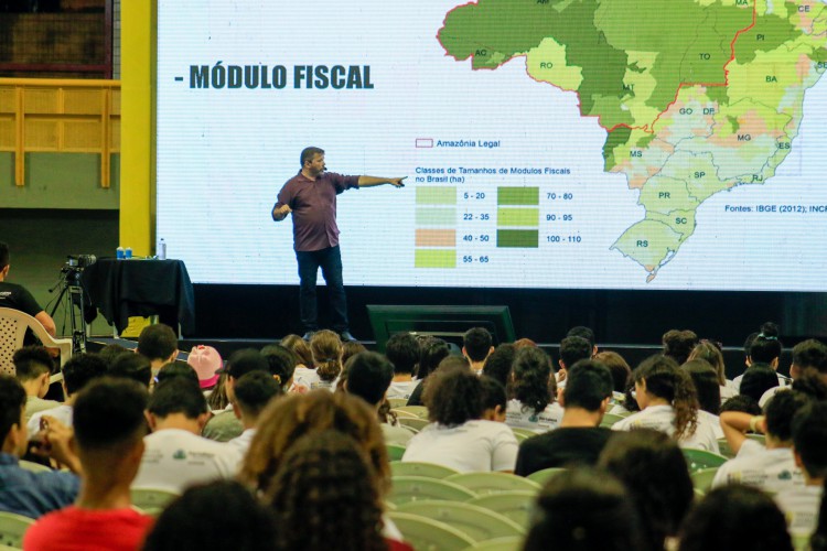 FORTALEZA, CE, BRASIL, 23.10.2022: Academia Enem acontece no Ginasio Paulo Sarasate (Foto: Thais Mesquita/OPOVO)