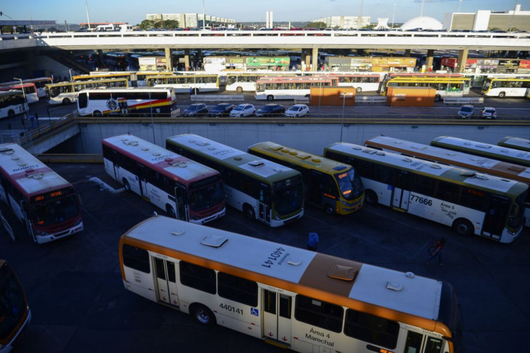 Movimento intenso de ônibus na rodoviária do Plano Piloto, em Brasília