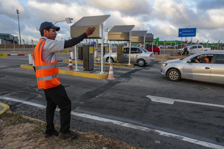 Cancelas foram instaladas em abril pela Fraport na zona de acesso à área de embarque e desembarque de passageiros