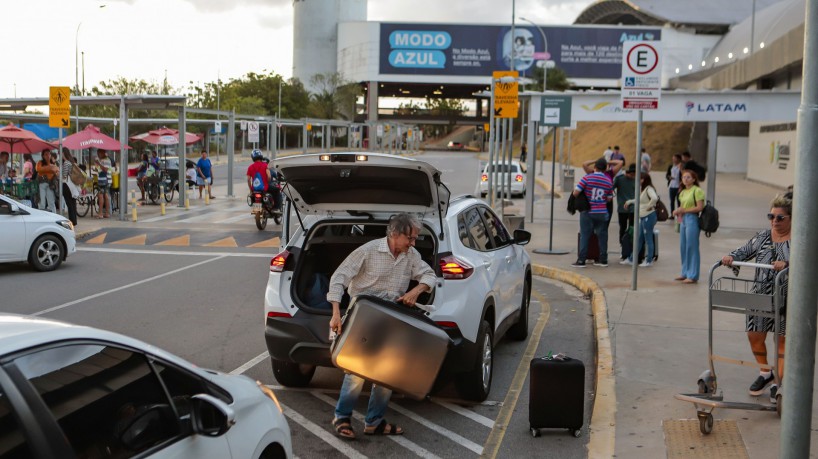 ÓRGÃO de defesa do consumidor questiona cobrança na área de embarque e desembarque no Aeroporto