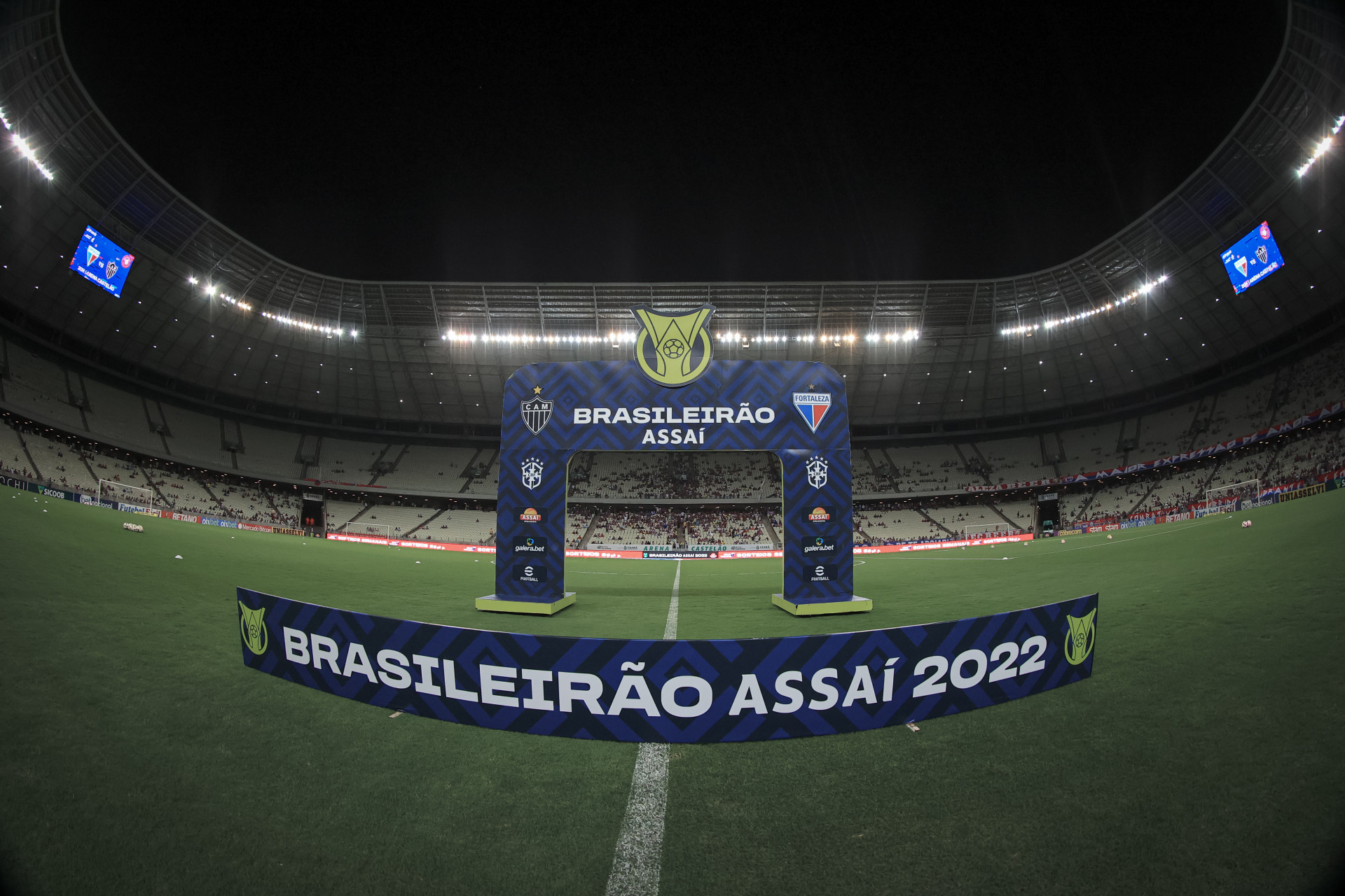 Placa do Campeonato Brasileiro Série A 2022 no gramado da Arena Castelão  (Foto: Pedro Souza / Atlético)