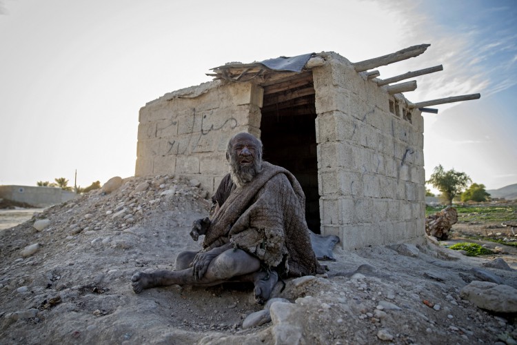 Nesta foto de arquivo tirada em 28 de dezembro de 2018, Amou Haji (tio Haji) está sentado em frente a um barraco de tijolos aberto que os moradores construíram para ele, nos arredores da vila de Dezhgah, no Irã