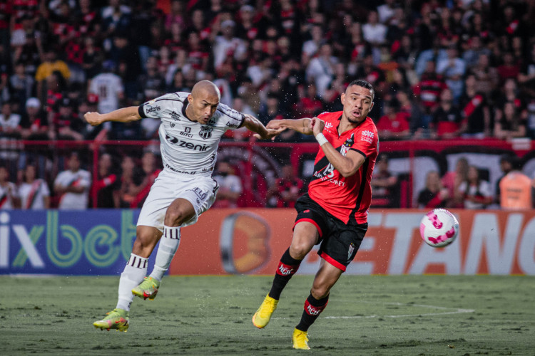 Lateral-direito Nino Paraíba e atacante Luiz Fernando disputam bola no jogo Atlético-GO x Ceará, no estádio Antônio Accioly, pelo Campeonato Brasileiro Série A