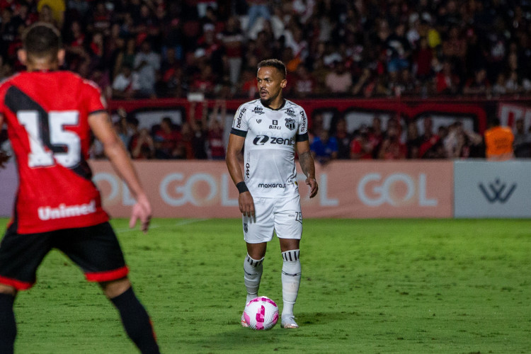 Lateral-esquerdo Bruno Pacheco no jogo Atlético-GO x Ceará, no estádio Antônio Accioly, pelo Campeonato Brasileiro Série A