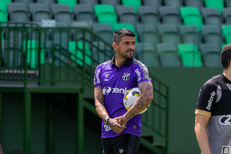 Técnico Lucho González em treino do Ceará no CT da Serrinha, em Goiânia