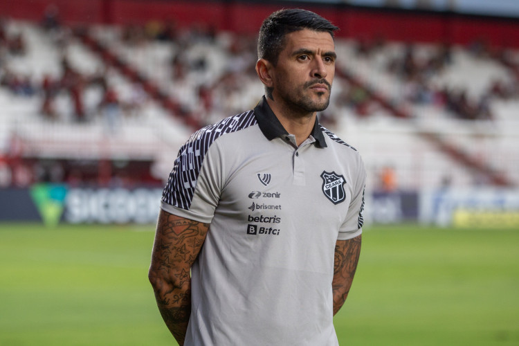 Técnico Lucho González no jogo Atlético-GO x Ceará, no estádio Antônio Accioly, pelo Campeonato Brasileiro Série A