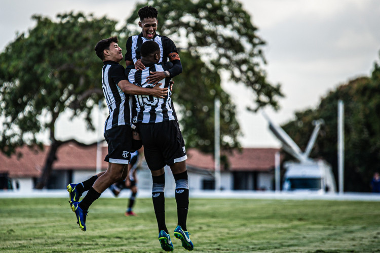 O Ceará goleou o Cruzeiro por 4 a 1 e avançou à semifinal da Copa do Brasil Sub-20