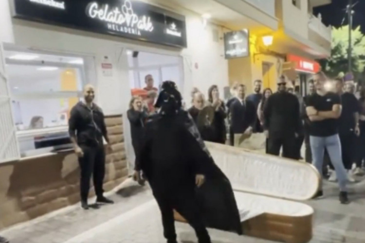 Homem fantasiado de Darth Vader levanta do caixão para fazer pedido inusitado de casamento 